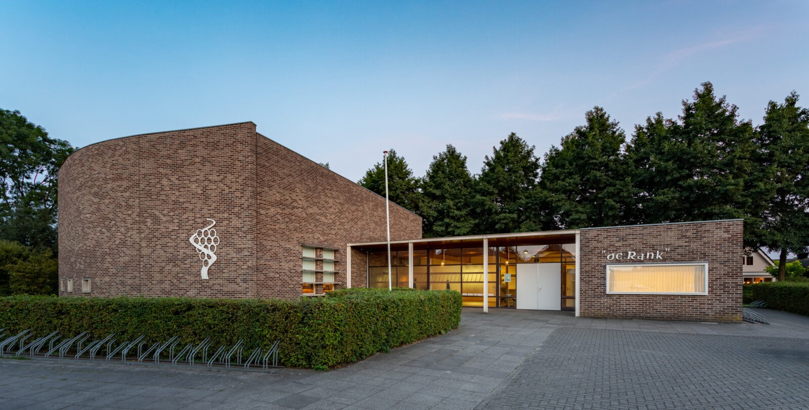 Gereformeerd Vrijgemaakte Kerk de Rank in IJsselmuiden, een licht en sereen kerkgebouw