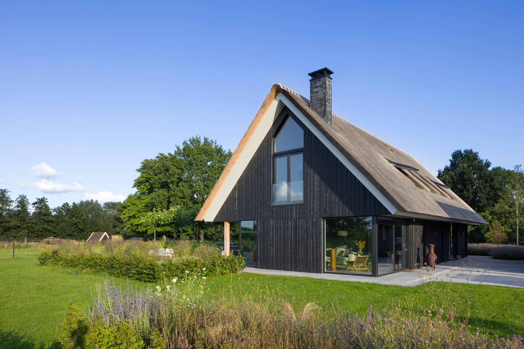 Rietgedekte schuurwoning op boerenerf in Zwartebroek met mooie details