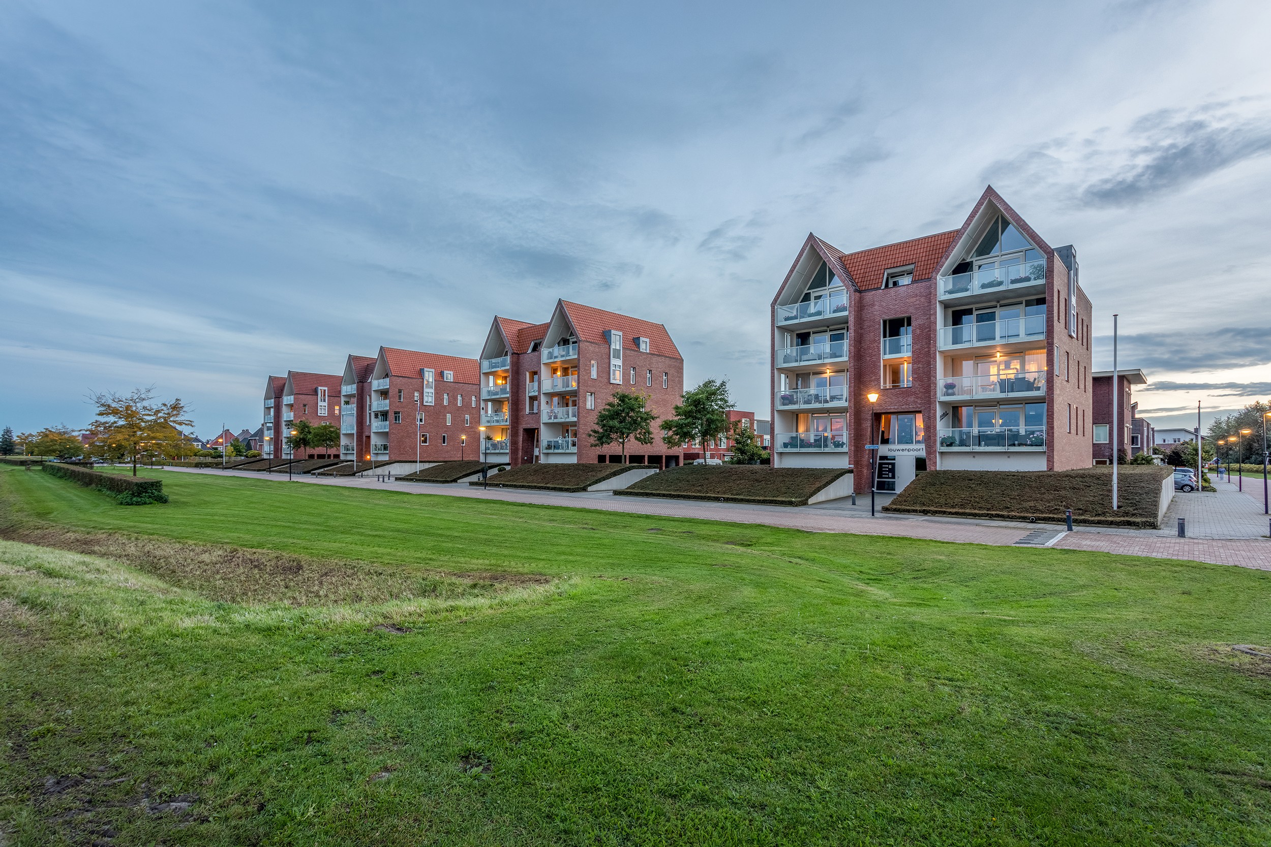 Overzicht vier appartementengebouwen aan de rand van Onderdijks Kampen