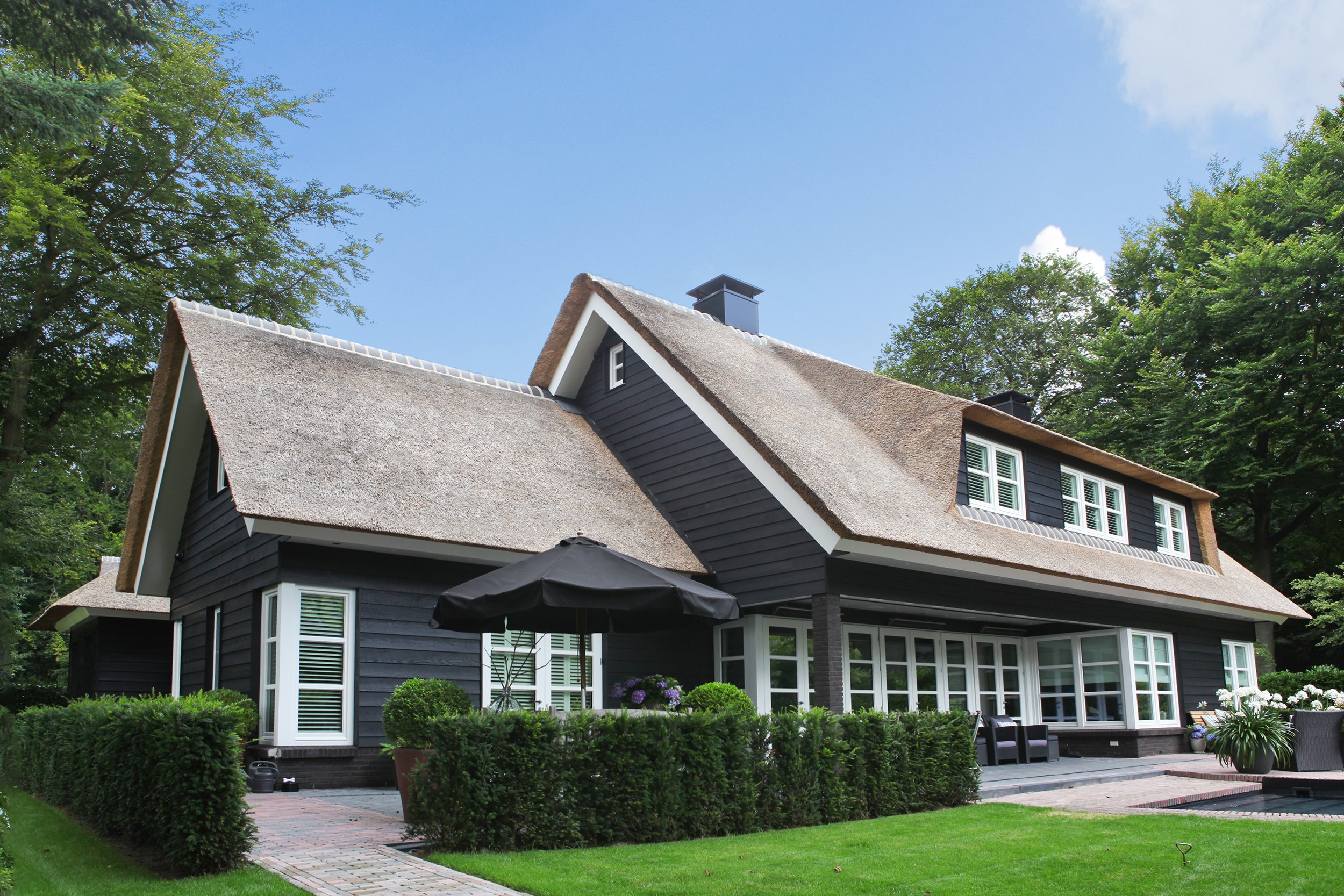 Rietgedekte villa in hartje Hilversum omgeven door groen